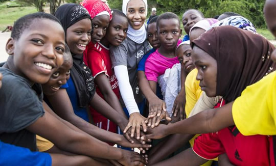 Junge Freiwillige in kenia  halten Hände übereinander